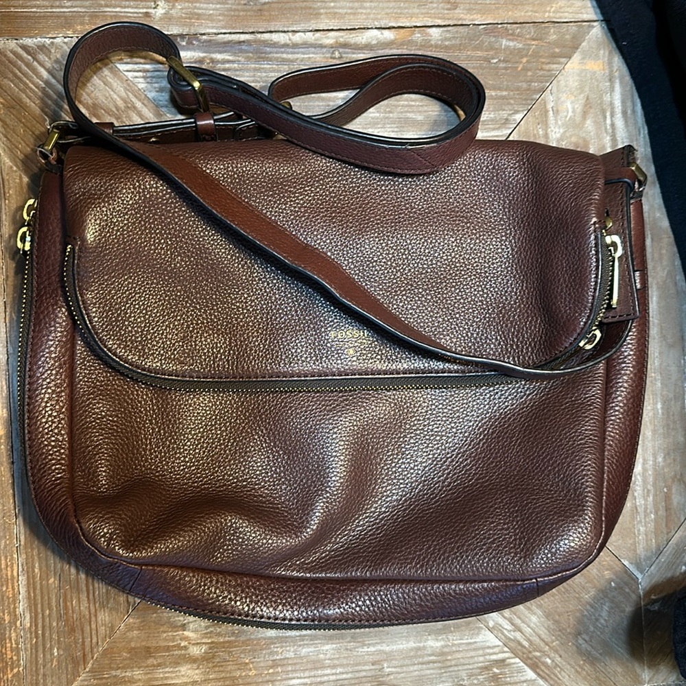 Fossil shoulder bag in like new condition brown zippers looks great